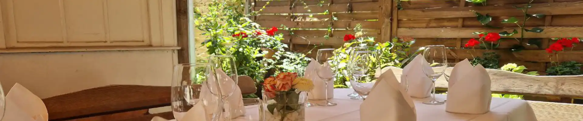 friedhards-almstube-sommergarten-header